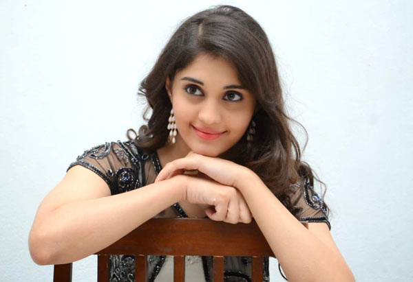 heroine surabhi,surabhi latest movie express raja,heroine surabhi doing two telugu movies,heroine surabhi want to do jhansi rani character  పిట్ట కొంచెం.. గోల్‌ మాత్రం ఘనం! 